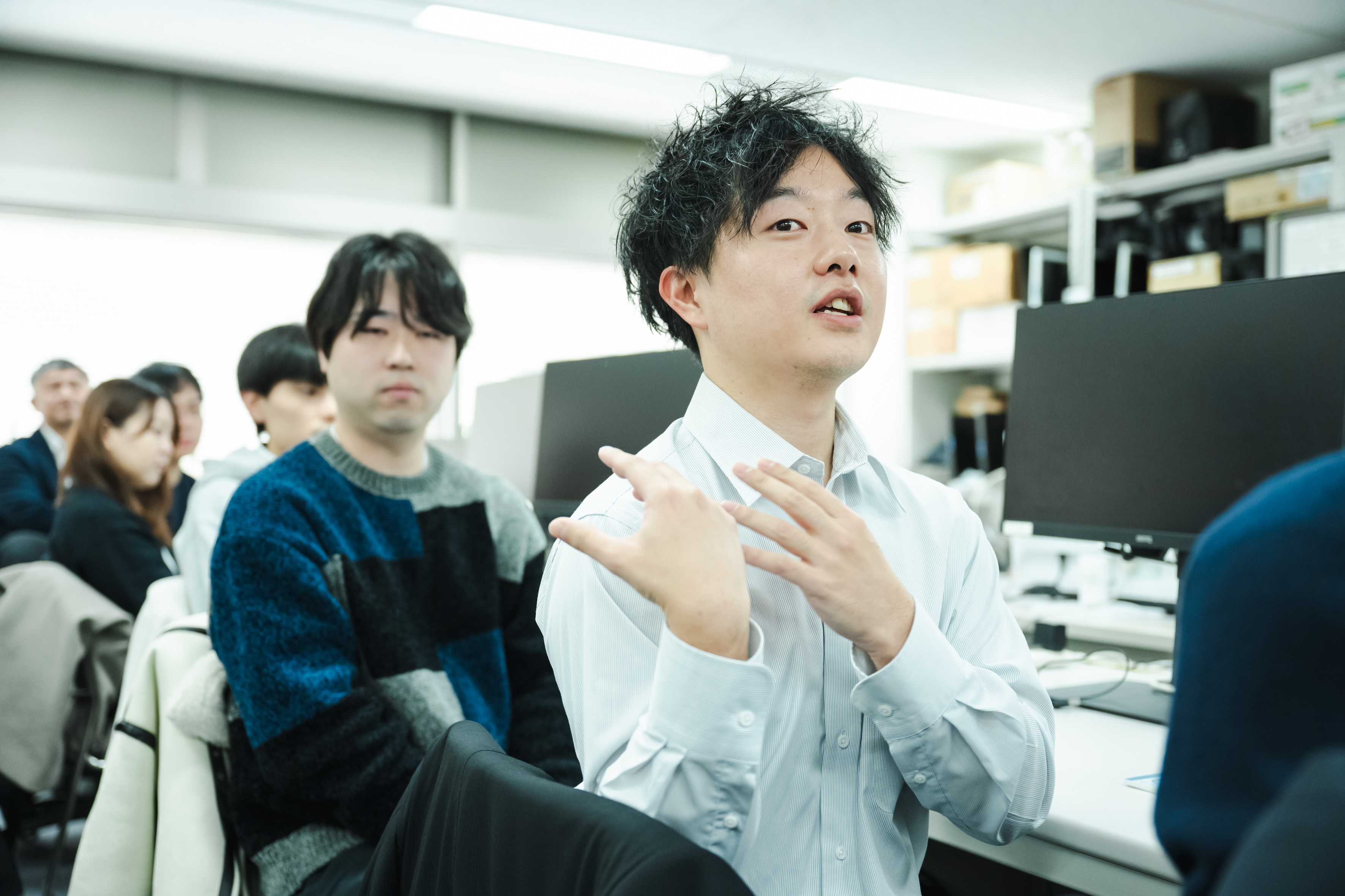 チームで議論するクリック社員
