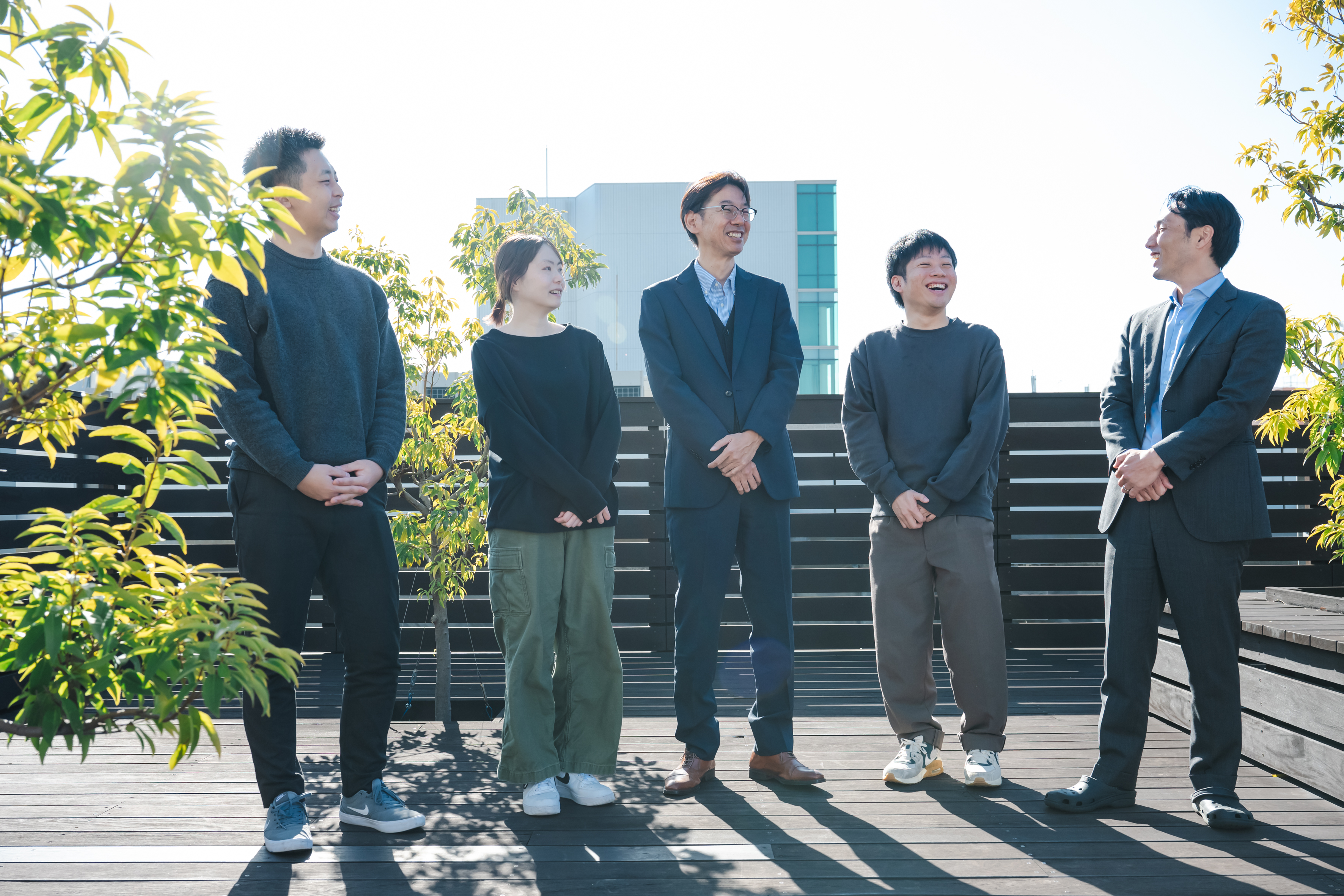 屋上で談笑するクリック社員