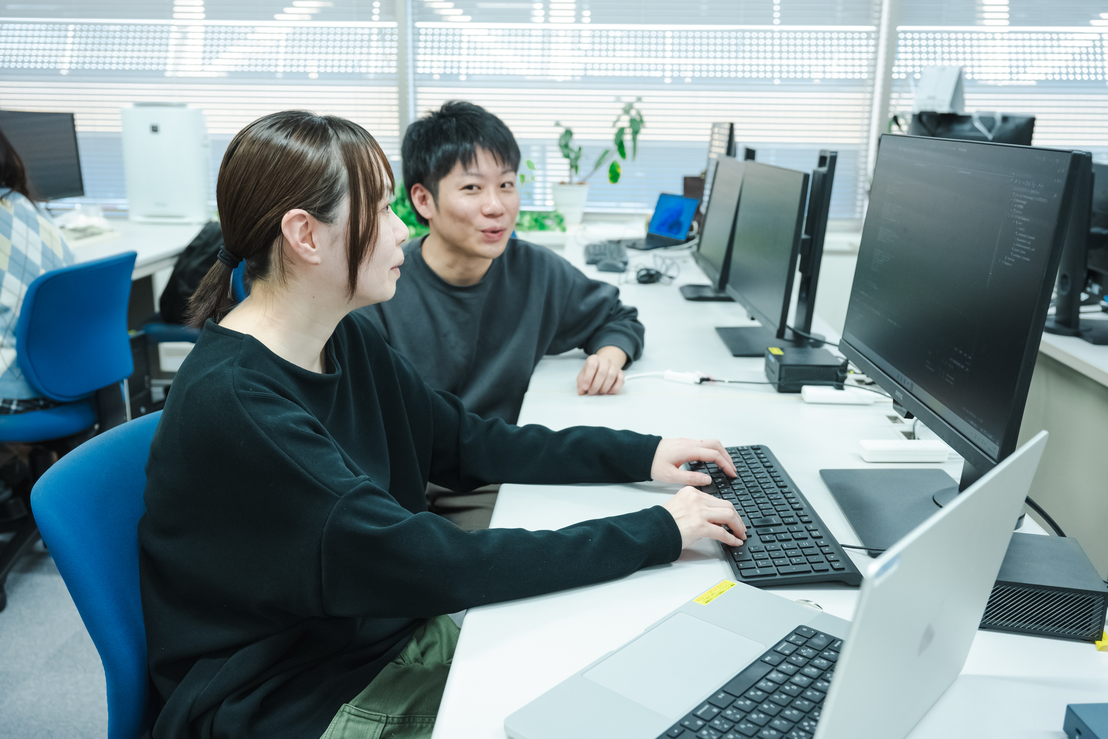 オフィスで開発中の社員