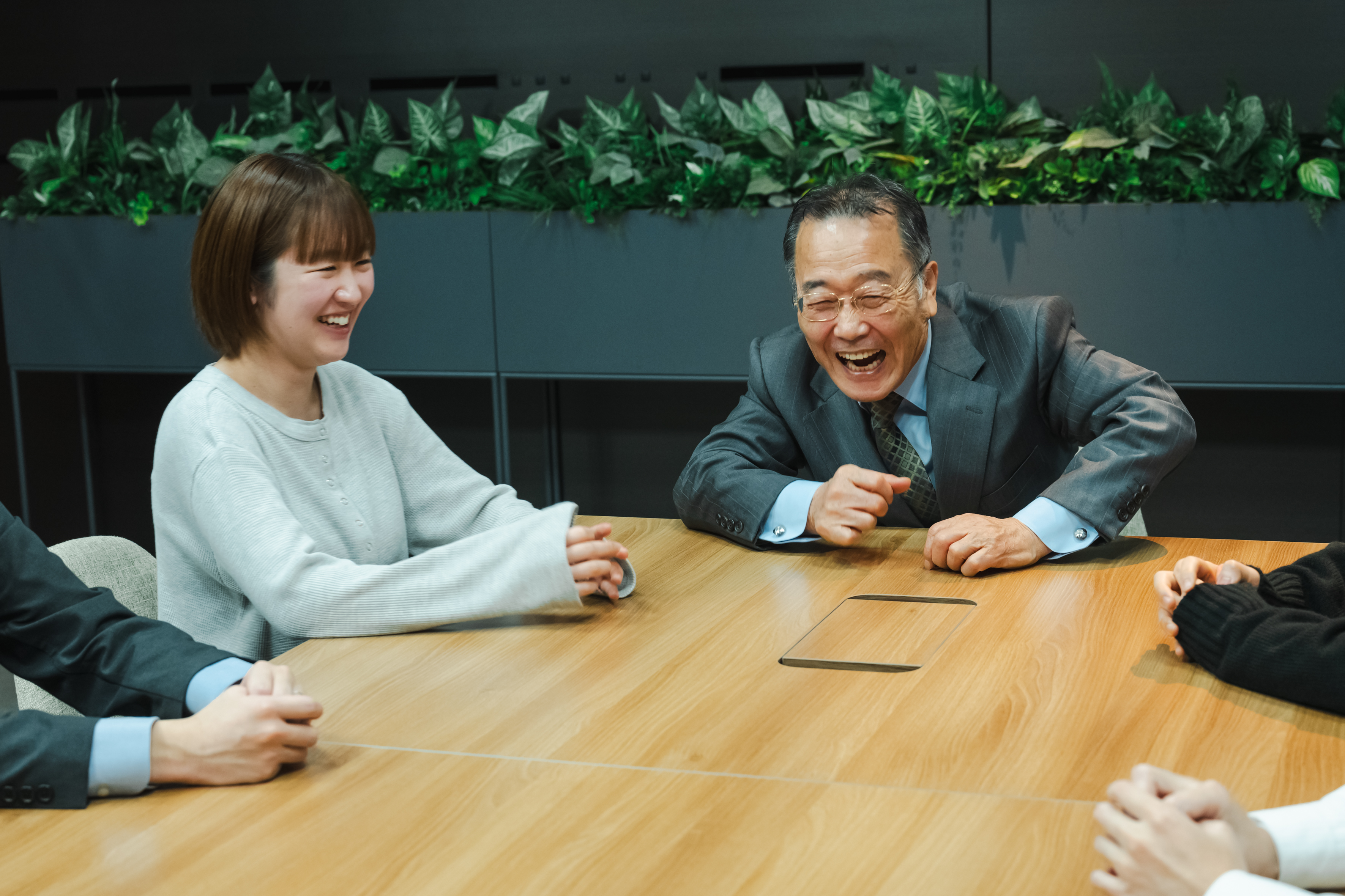 先輩が後輩を見守る様子